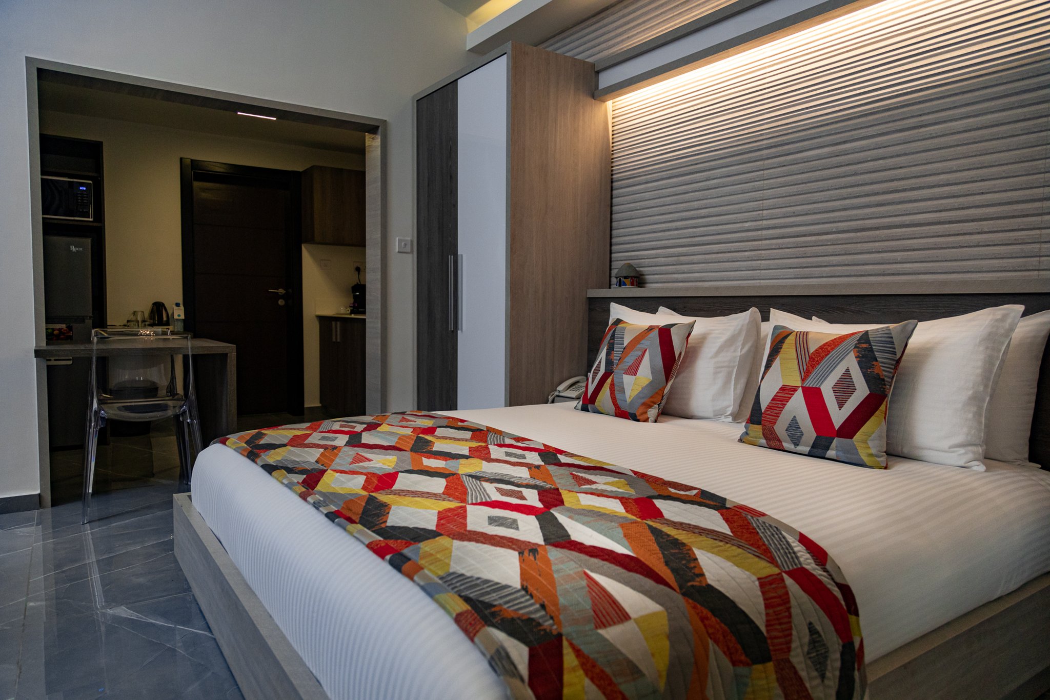 Home Suites Hotel 11/80