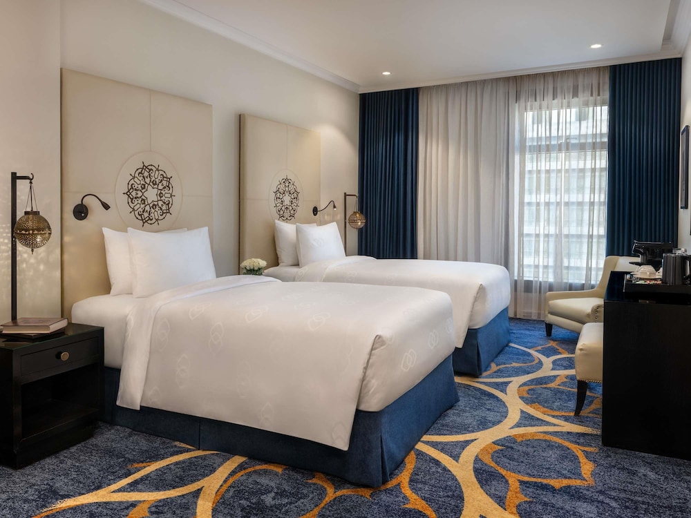 DELUXE, TWIN BEDS