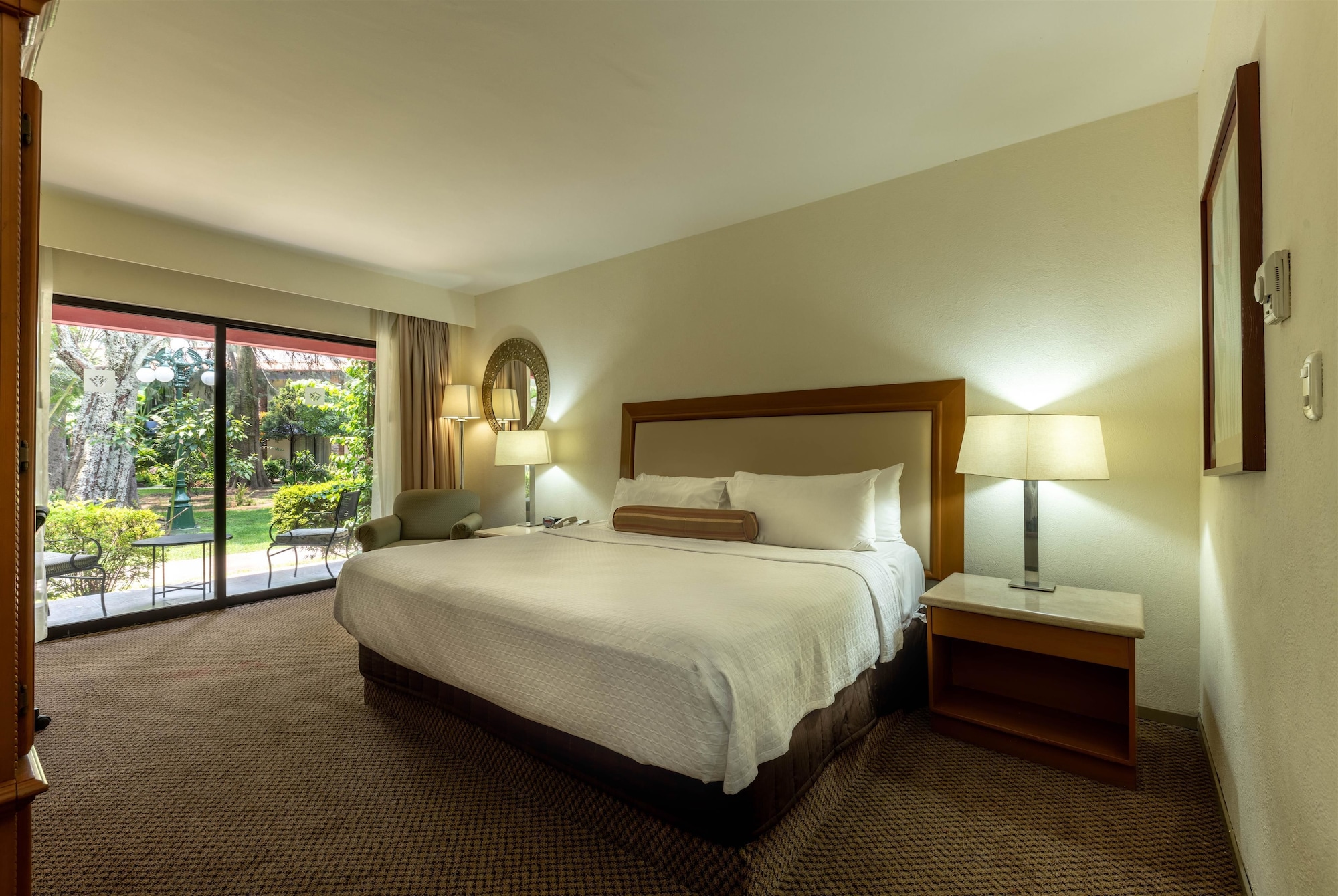 JUNIOR SUITE, KING BED