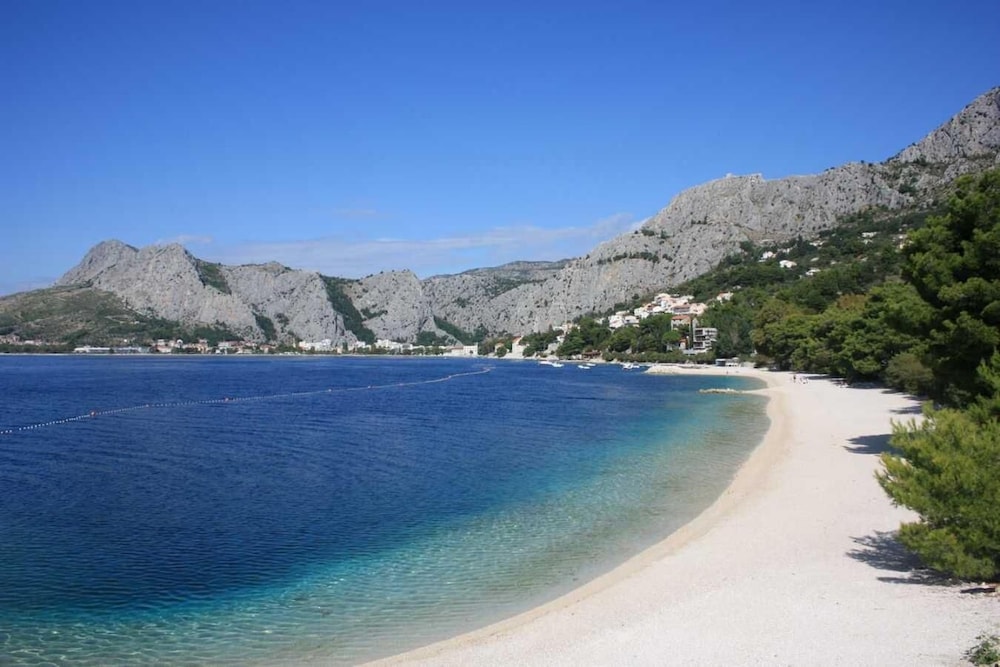 BRZET HOTEL OMIS 38/50