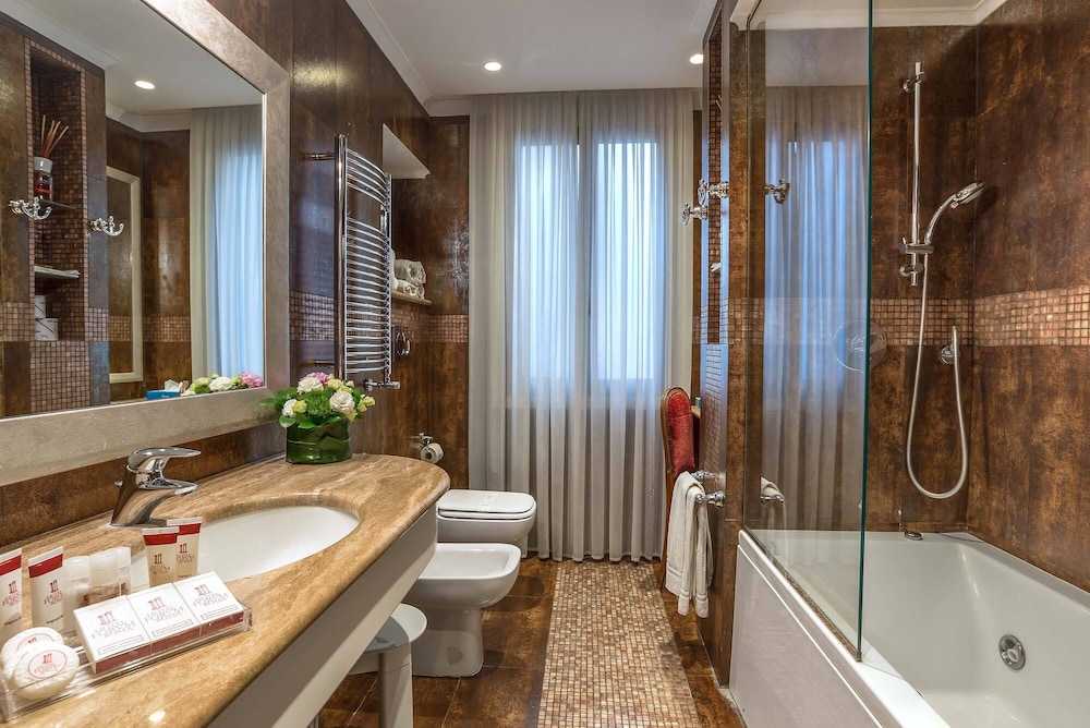 جناح جونيور بسرير كوين مع أريكة، Forum Hotel Rome 4/9