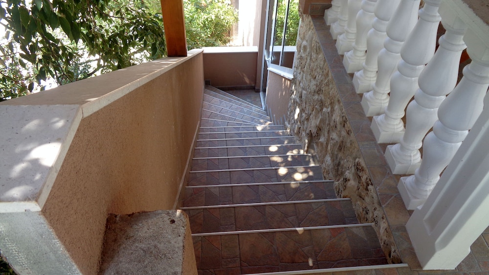 APARTMENTS MORETA 2/50