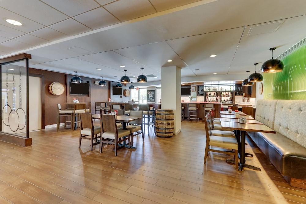 HOLIDAY INN FRANKLIN - COOL SPRINGS 44/64