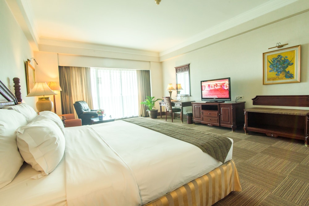 Sunlake Waterfront Resort and Convention 19/56