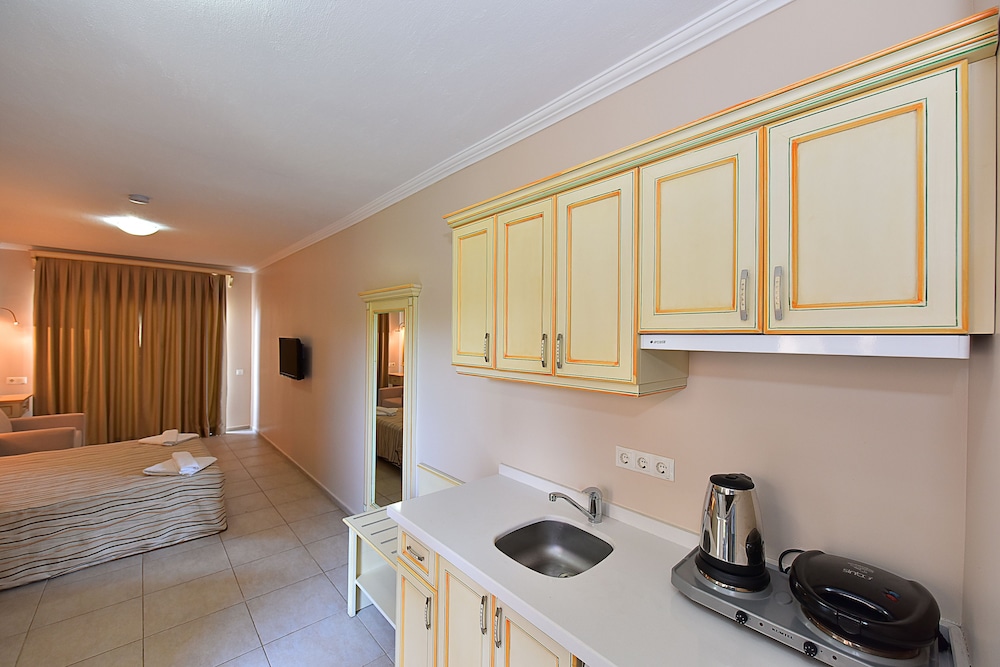 Tropicana Beach Apartments 6/38