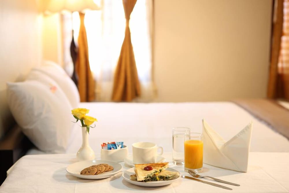 MEENAKSHI'S SUNSHINE HOTEL 28/29