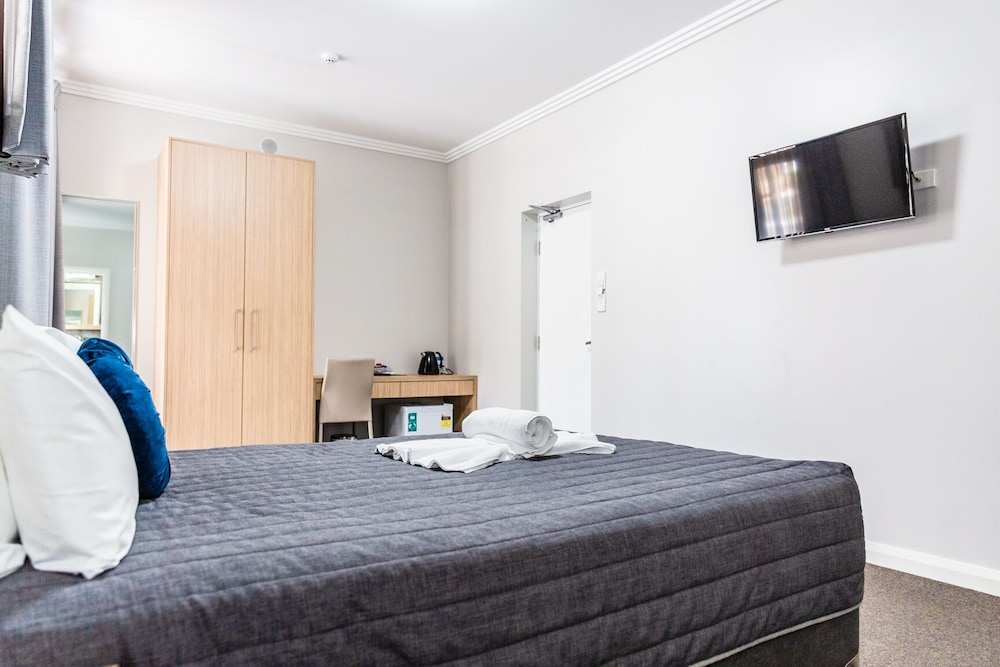 Lakes and Ocean Hotel Forster 12/40