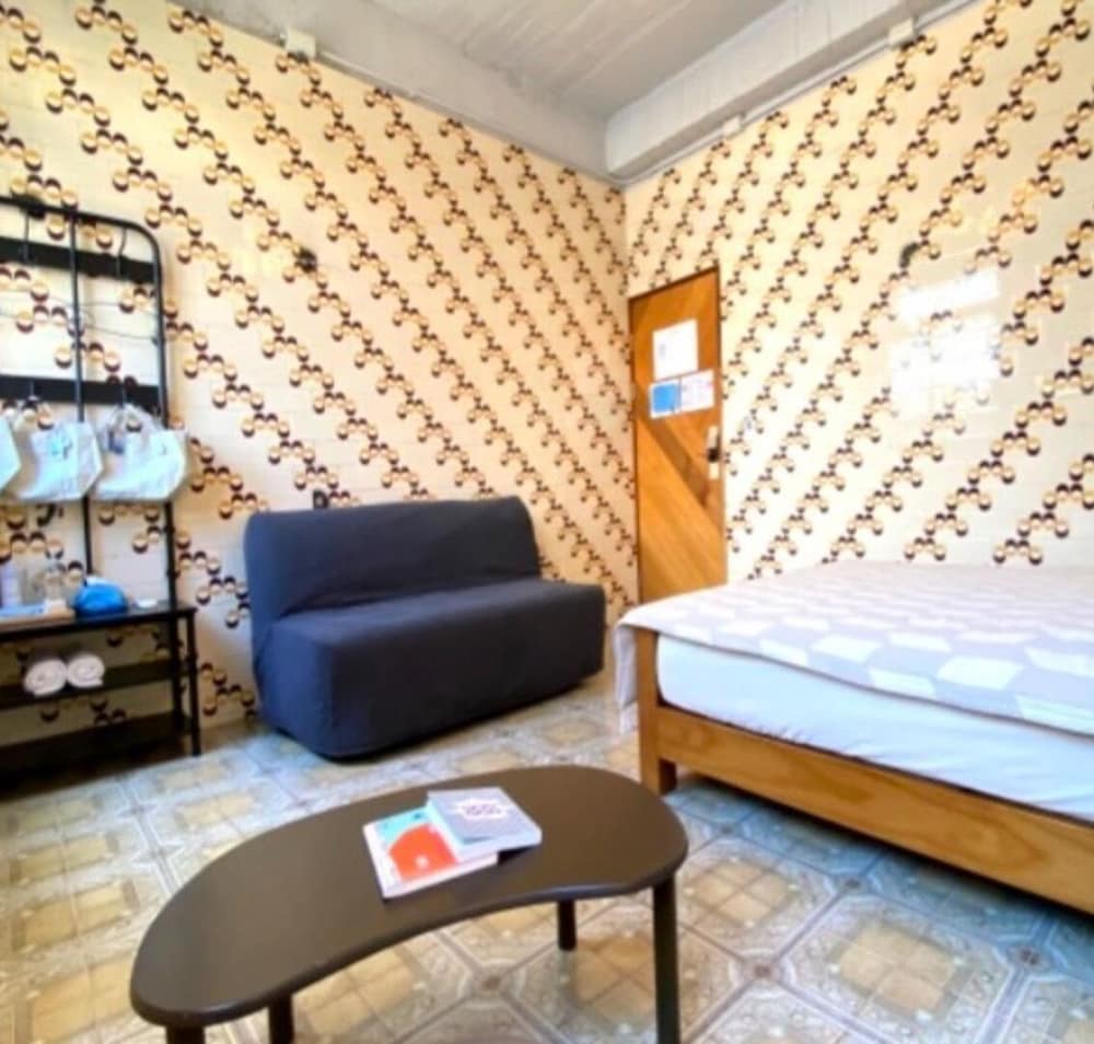 Local Backpacker Hostel 18/50