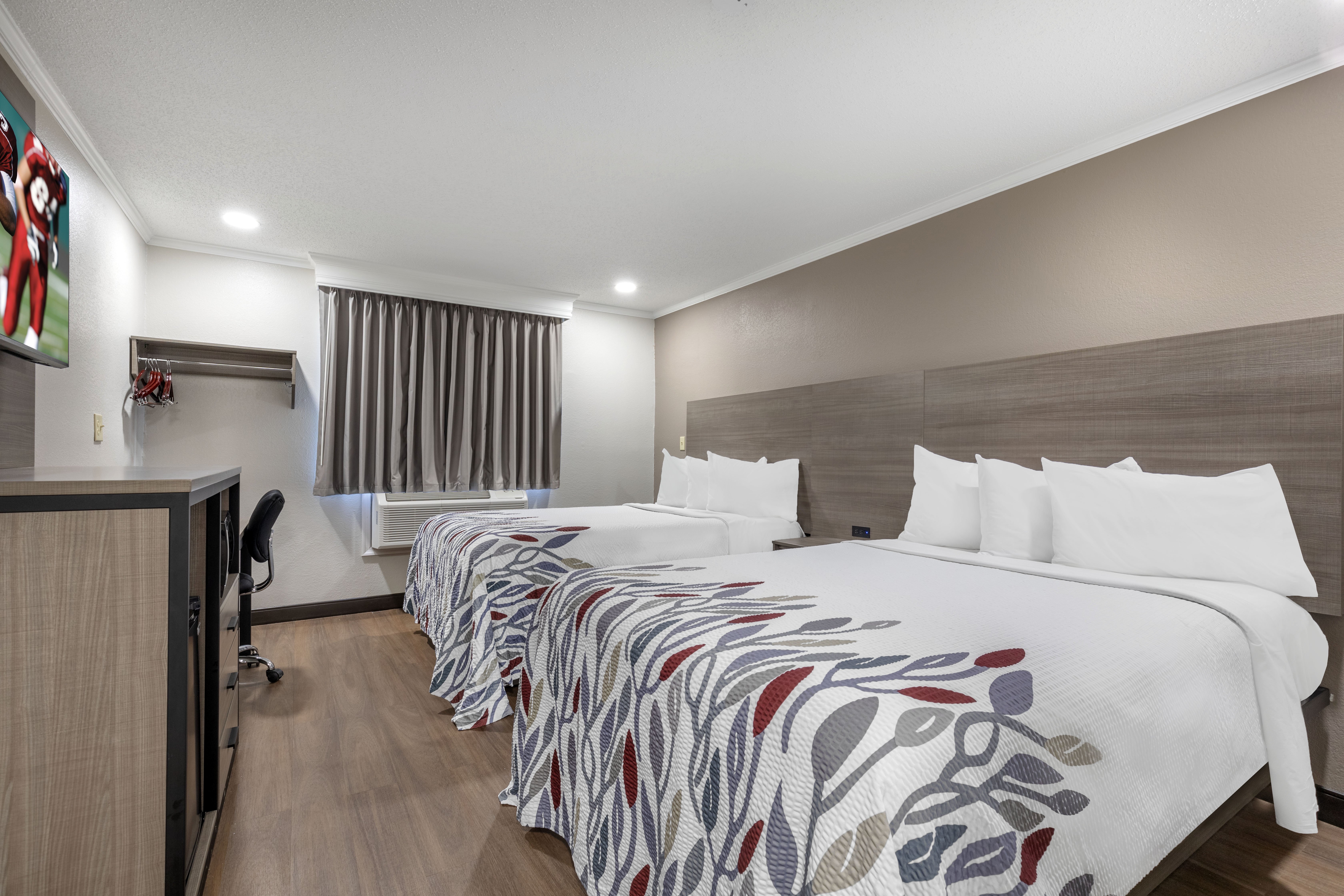 غرفة ديلوكس بسريرين مزدوجين بإطلالة على النهر، Red Roof Inn Suffolk 2/4