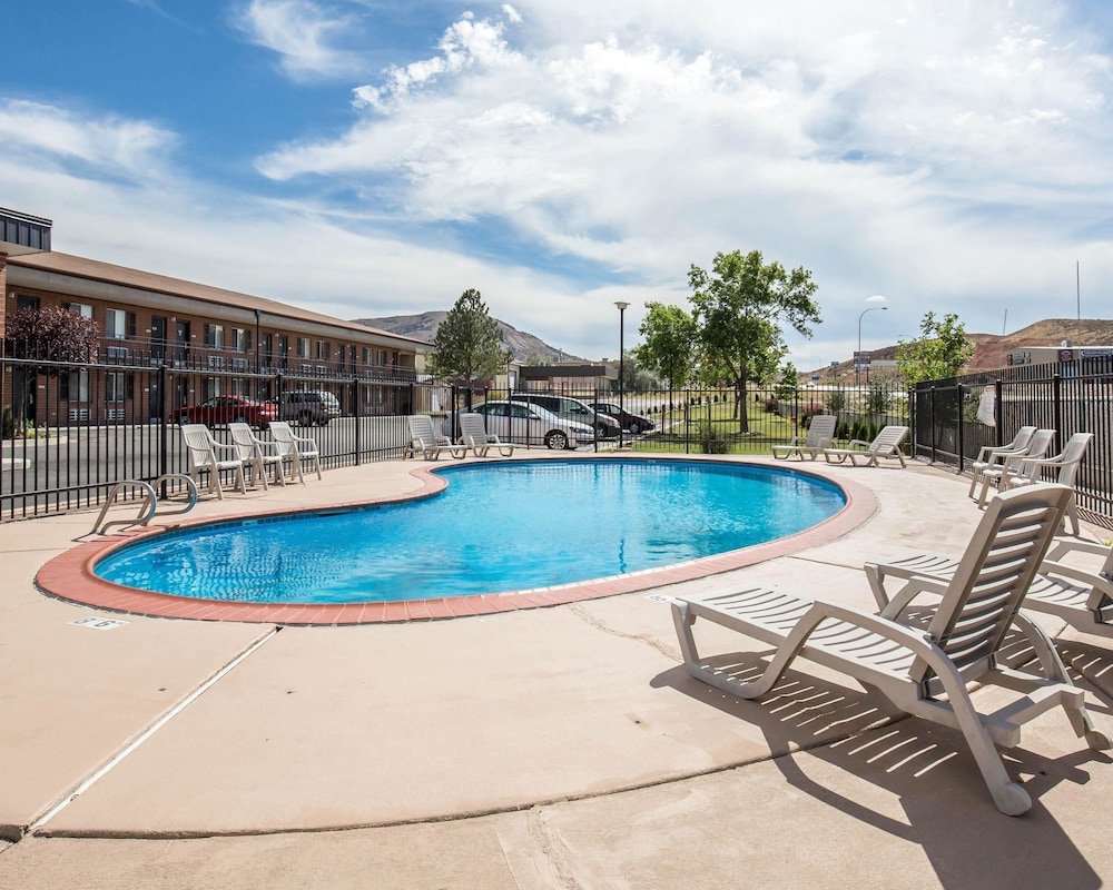 Econo Lodge Salina 33/38