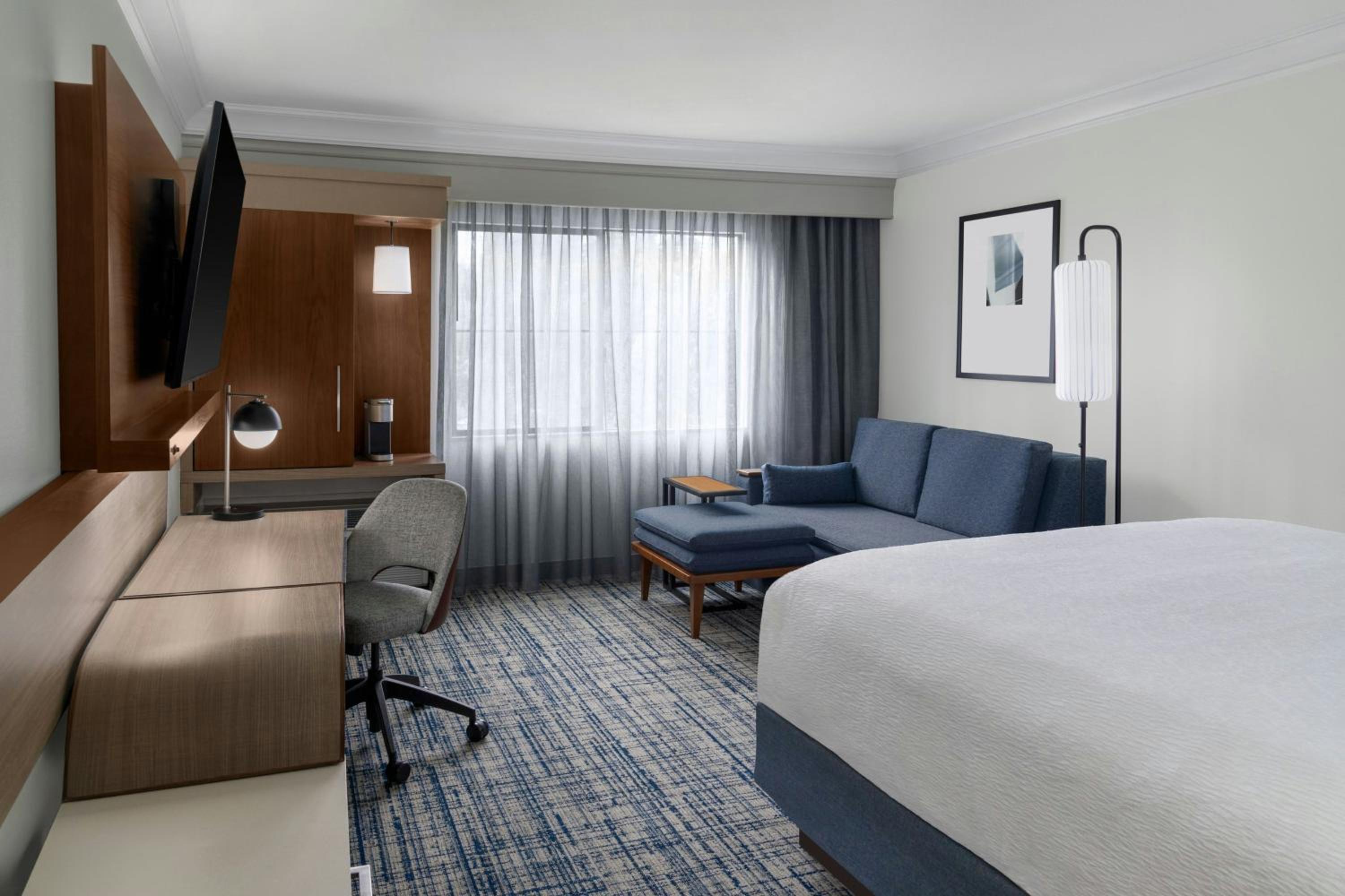غرفة بسرير كينج مع أريكة بحوض استحمام لذوي الإعاقة، Courtyard By Marriott Palo Alto Los Altos 2/10