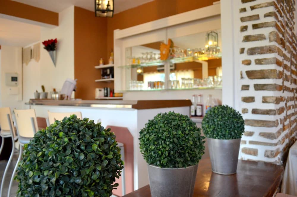 Aiglon Bylitis Hotel 2/66