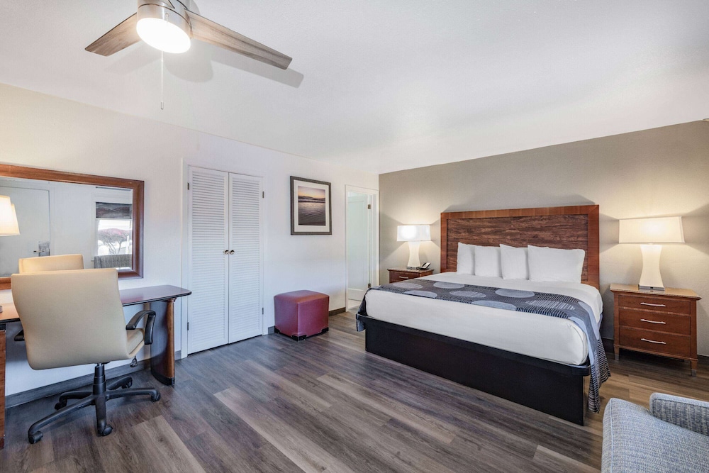 Oceanside Inn and Suites a Days Inn by Wyndham 13/38