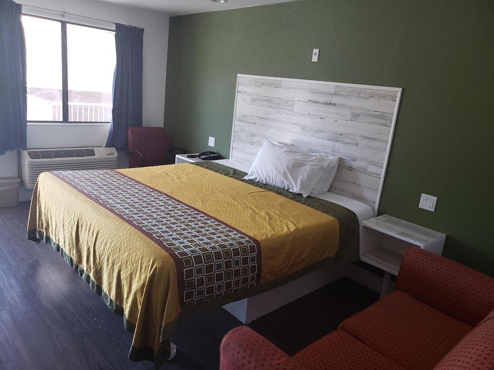 University Inn Fresno 28/48