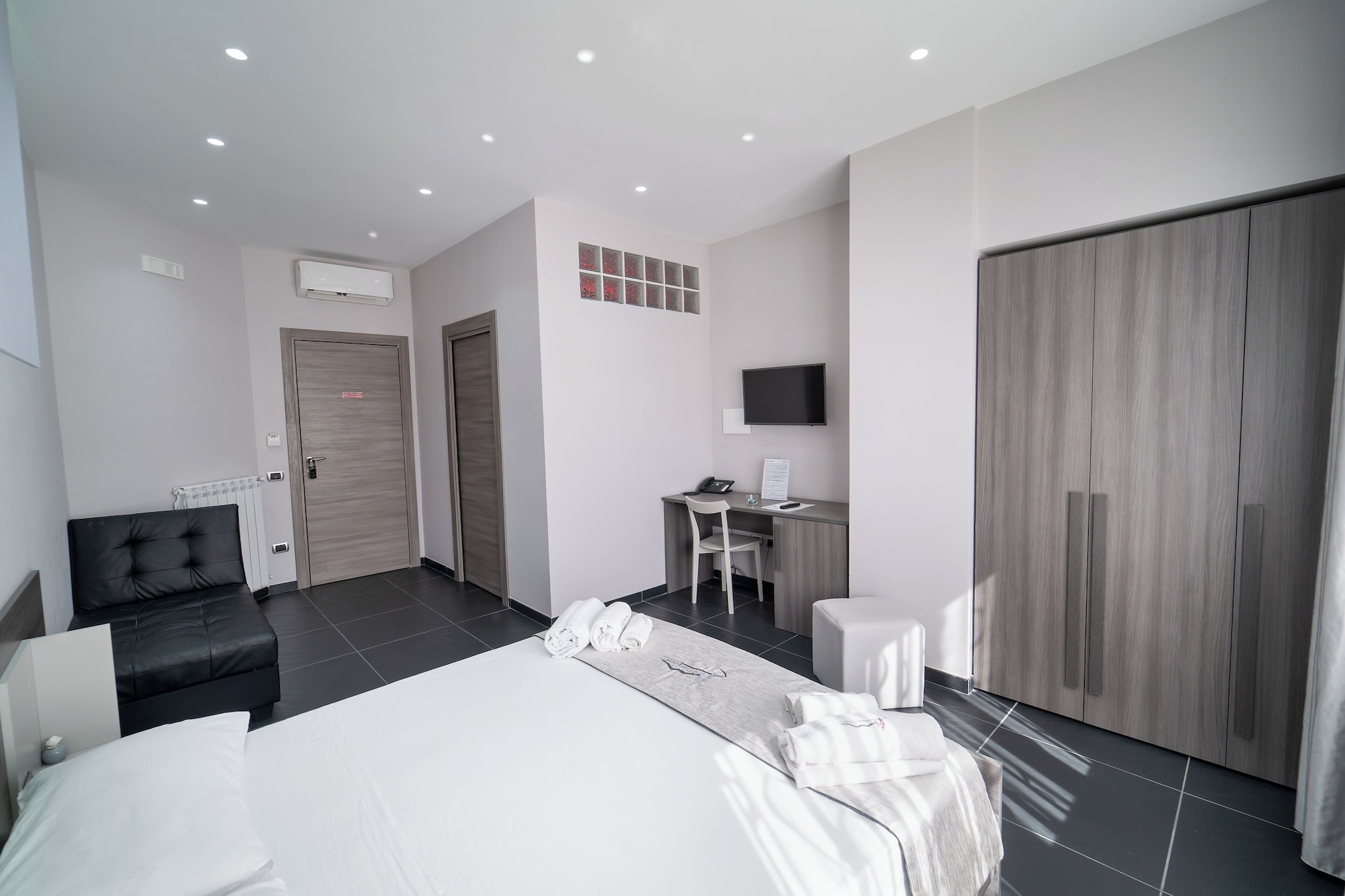 Standard, Queen Bed, Piazza View