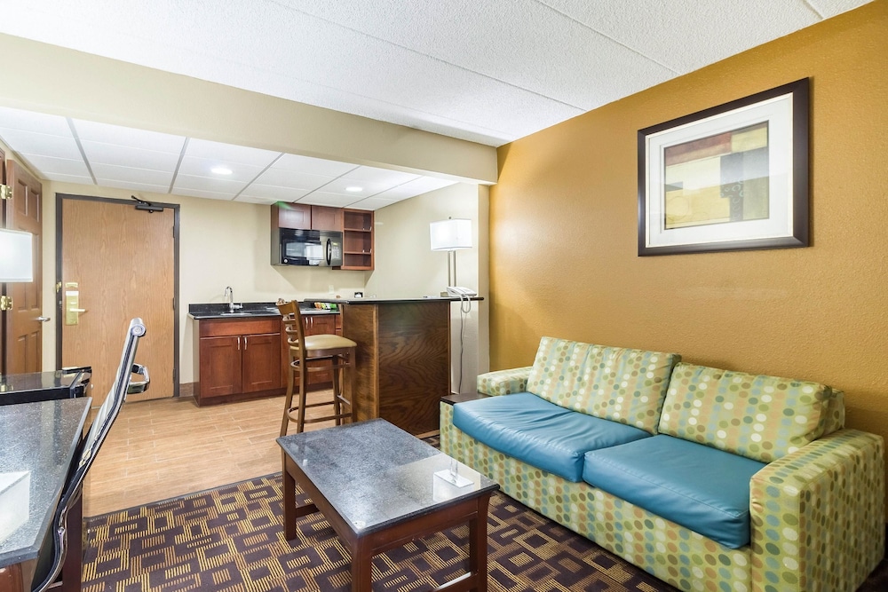 Quality Inn & Suites Arden Hills - Saint Paul North 20/37