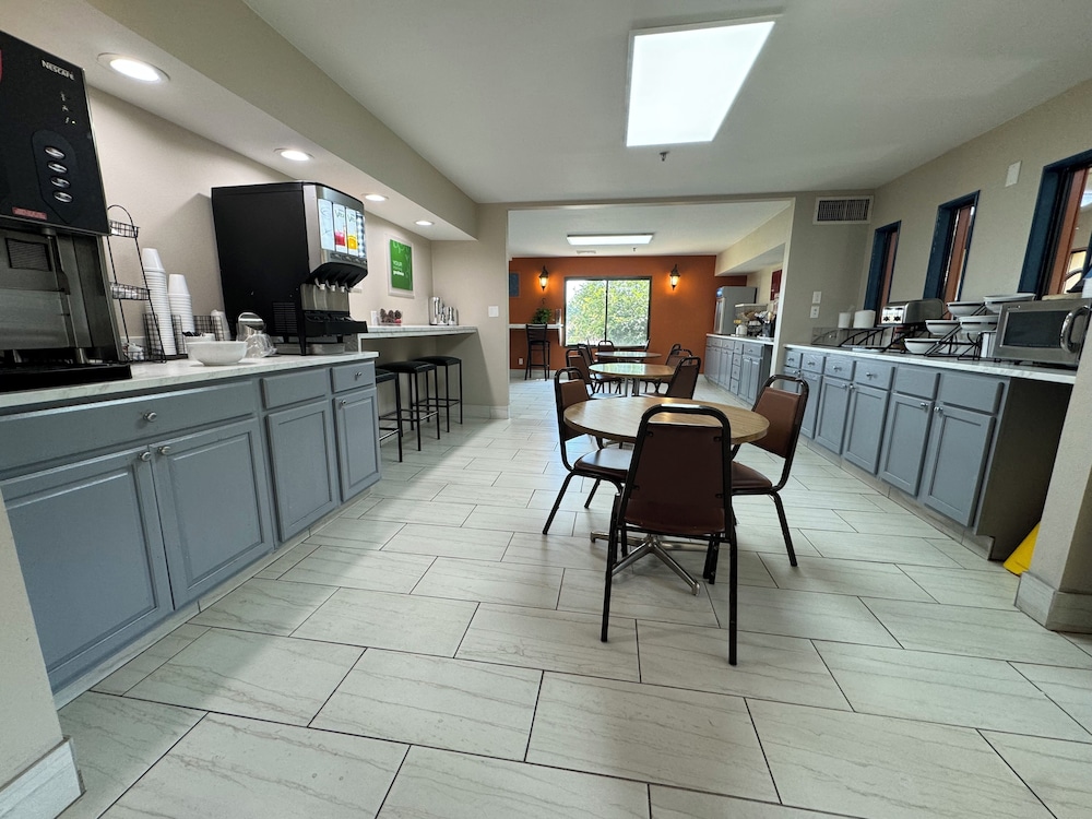 Comfort Inn Midwestern Square 23/27