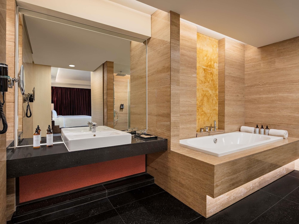 Mercure Padang 51/52