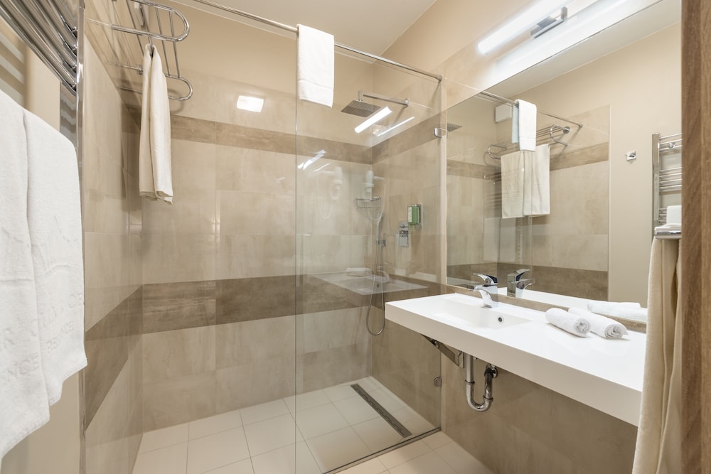 Silver Crown Hotel & Residence 45/50