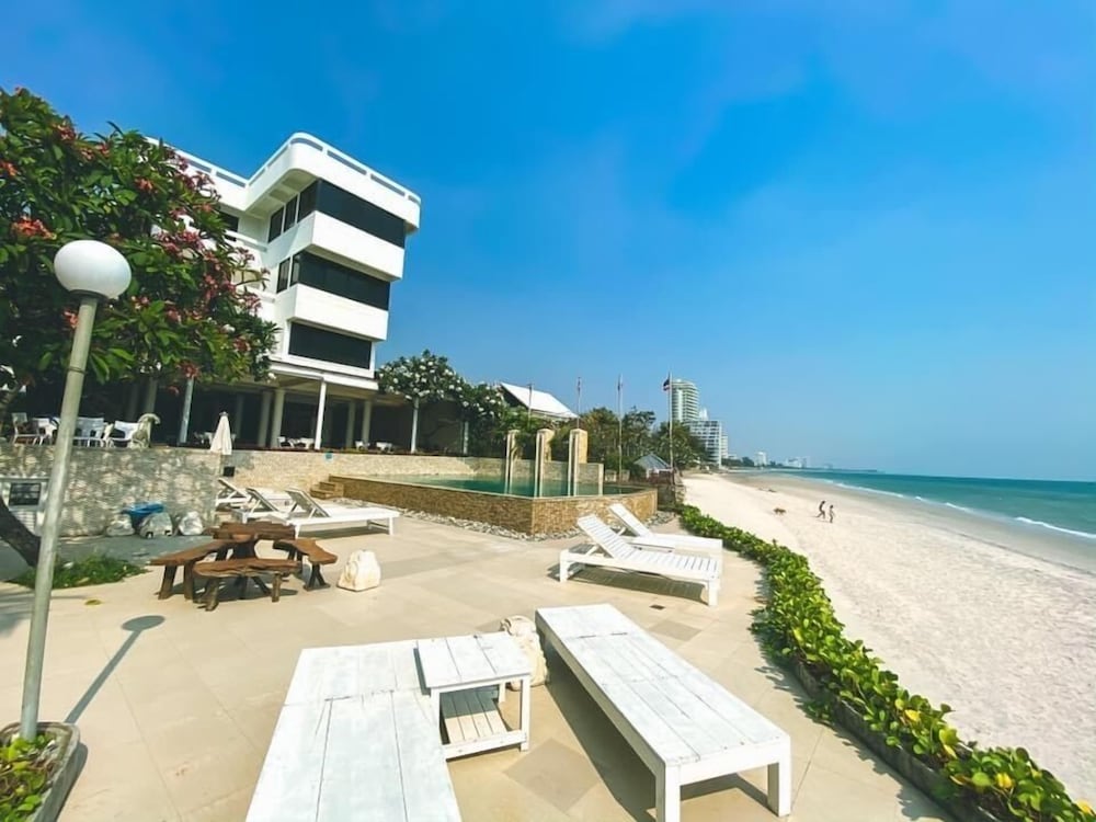 Nern Chalet Beachfront Hotel 61/74