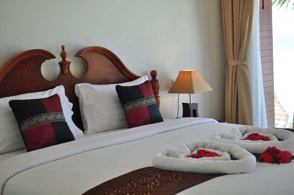 LANTA SEAFRONT RESORT 30/66