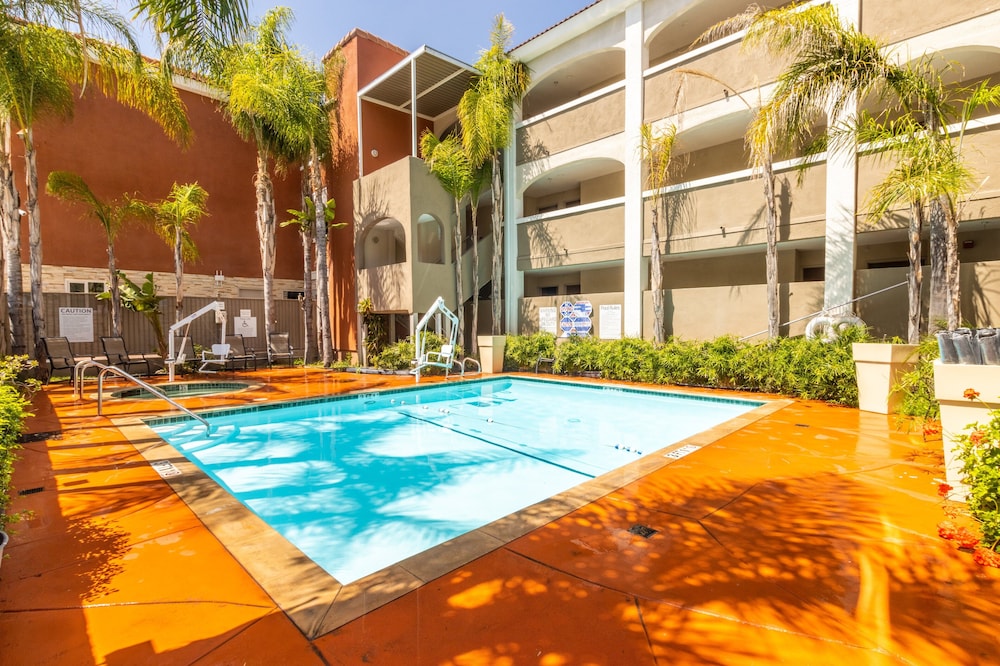 Holiday Inn Express Anaheim West 3/45