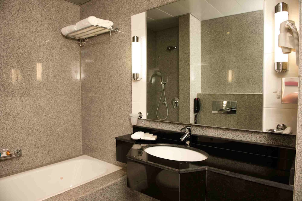 The Avenue Suites 43/46