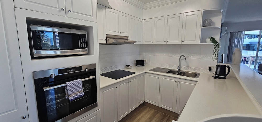 Broadbeach Holiday Apartments 50/50