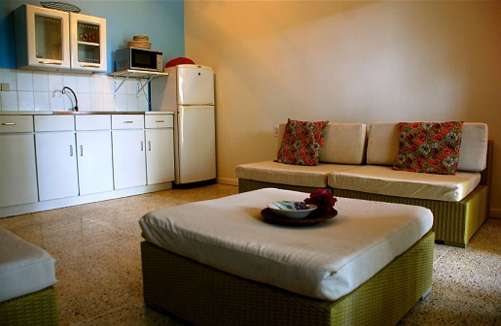 Caribbean Flower Apartments 28/38