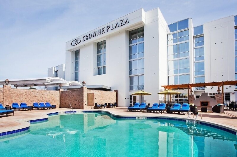 CROWNE PLAZA CHARLESTON AIRPORT CONV CTR 4/76
