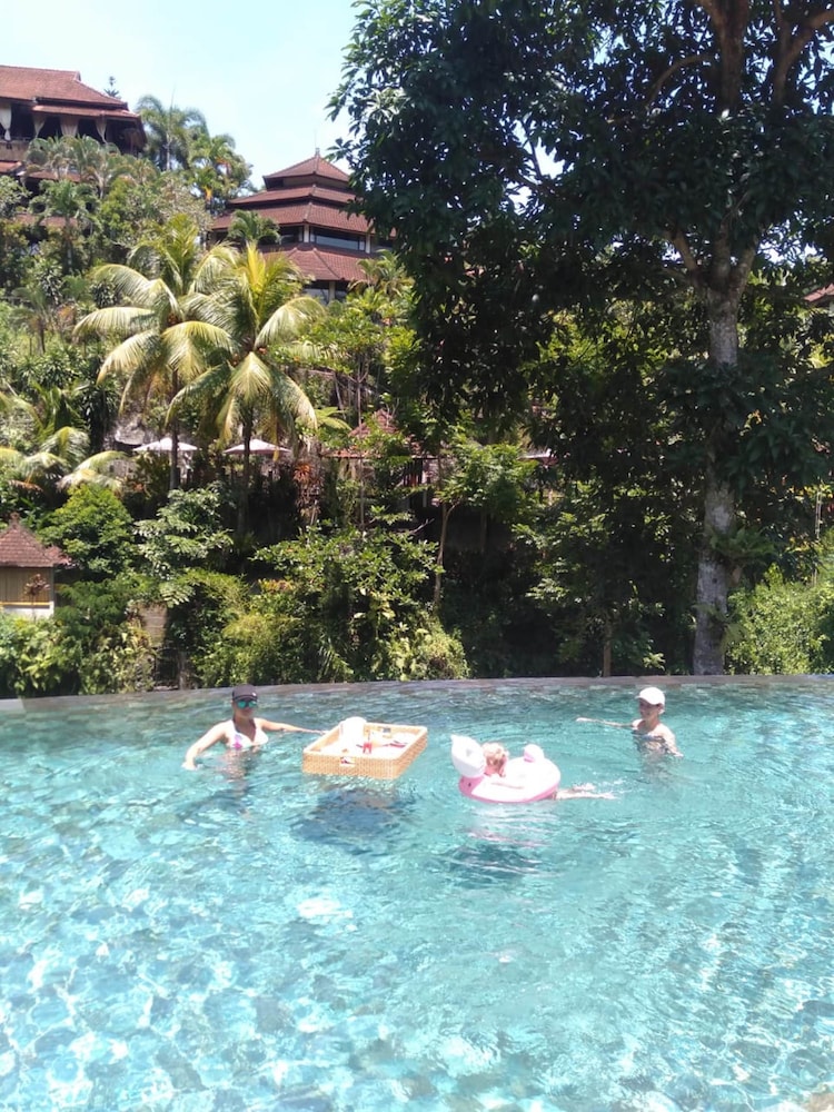 Labak River Hotel 69/71