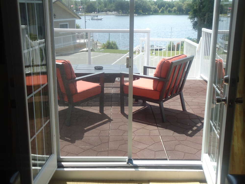 Bayside Inn & Waterfront Suites 31/40