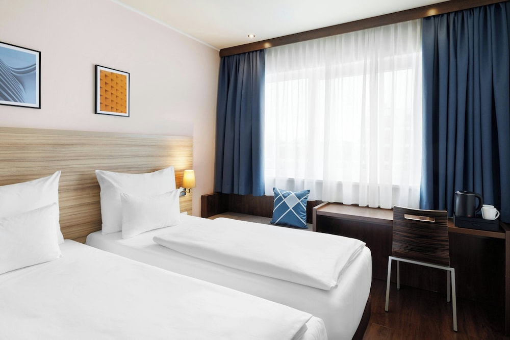 STANDARD, TWIN BEDS, CITY VIEW