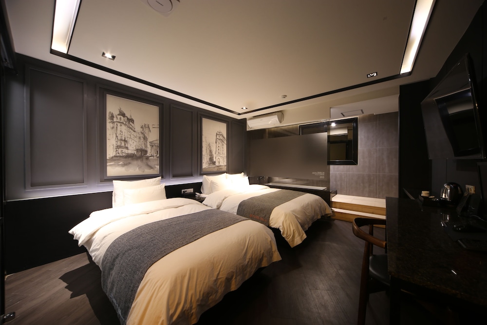 ROOM, TWIN BEDS