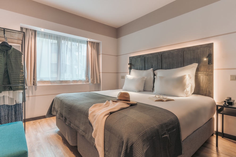Junior Suite, Queen Bed, Two Extra Beds, Sofa