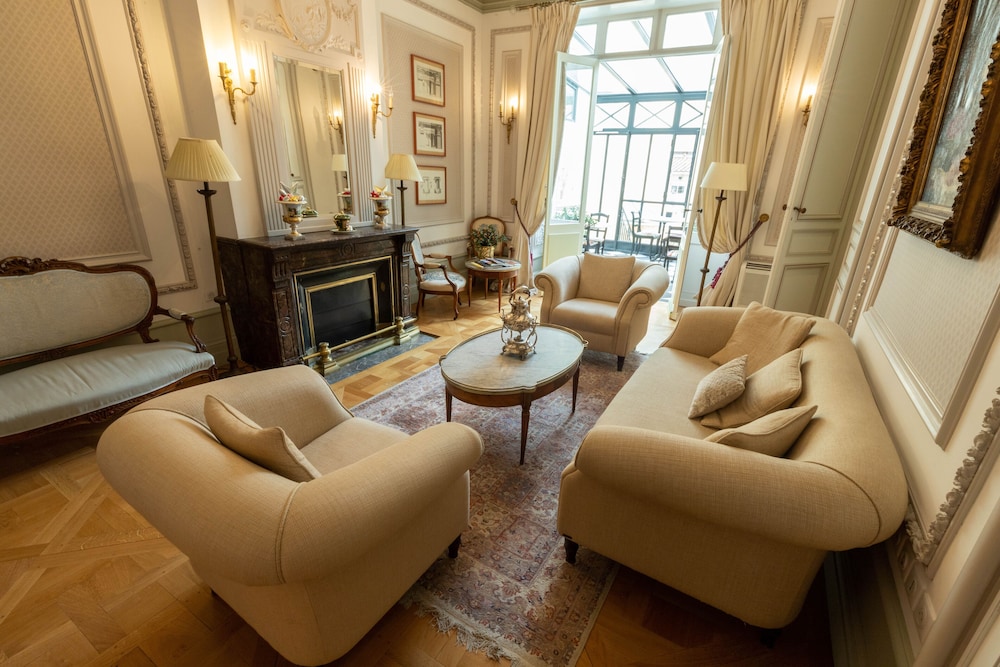 Victor Louis Villa 21/35