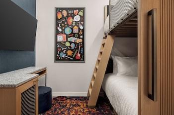Gold, Family Suite, King Bed, Accessible