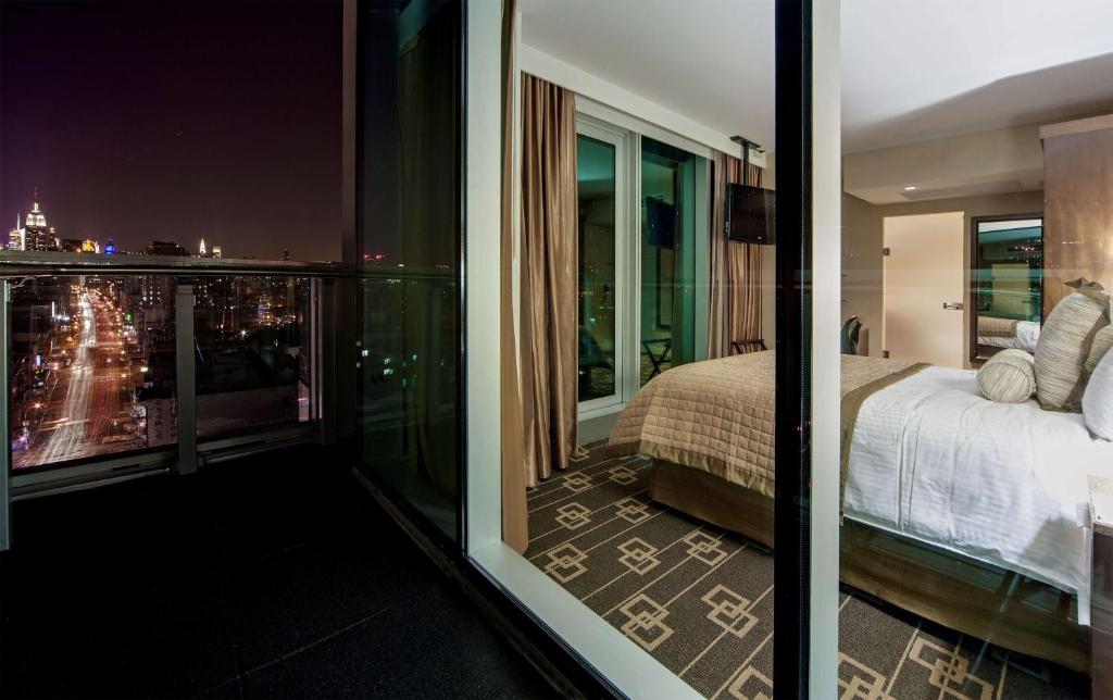 Room, Queen Bed, Empire Building View