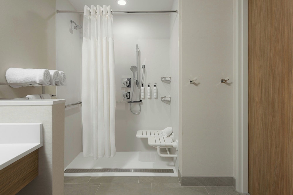 Fairfield By Marriott Inn & Suites Cincinnati Oakley 23/25