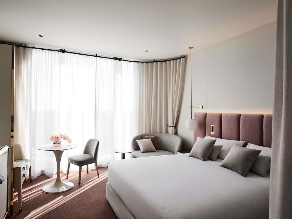 DELUXE, KING BED
