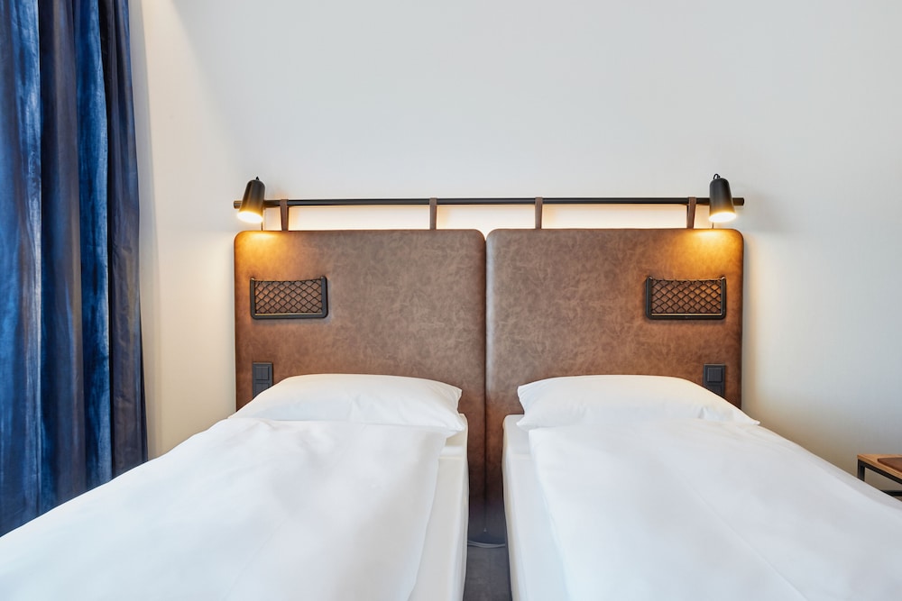 COMFORT, TWIN BEDS