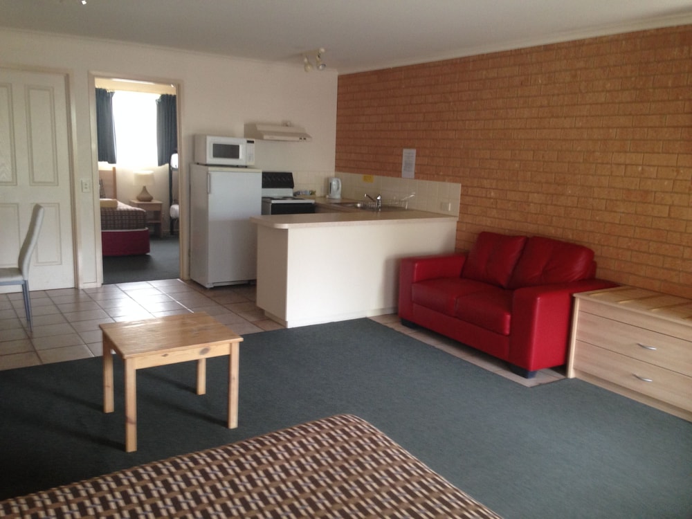 Beachcomber Motel And Apartments 3/63