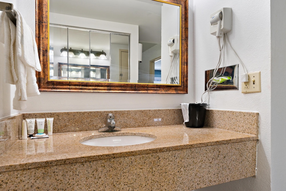 Premium, 2 Queen Beds, Courtyard View, Chicago Club Inn & Suites 7/10
