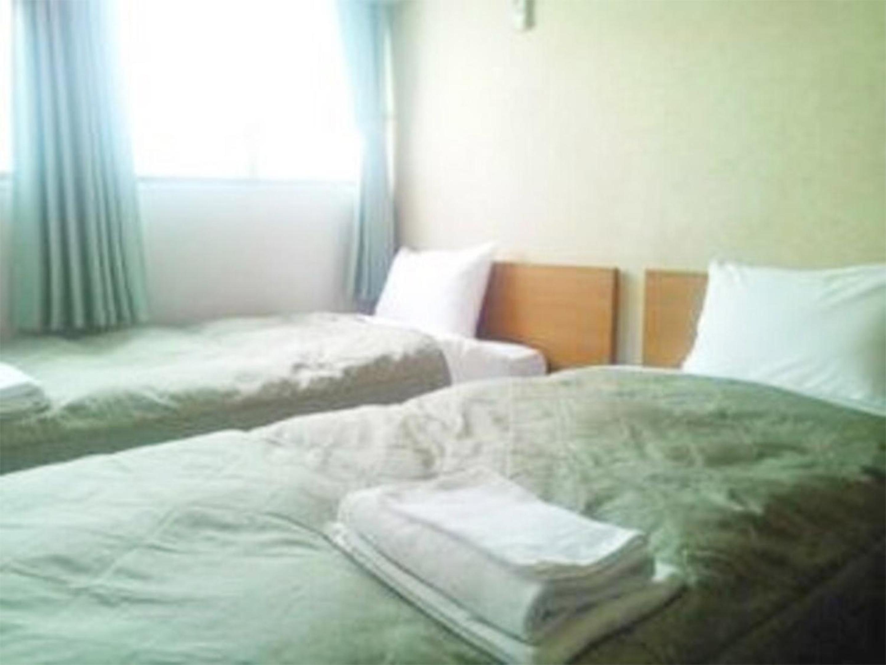 ROOM, TWIN BEDS