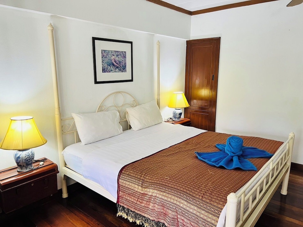 SUPERIOR, KING BED, POOL VIEW