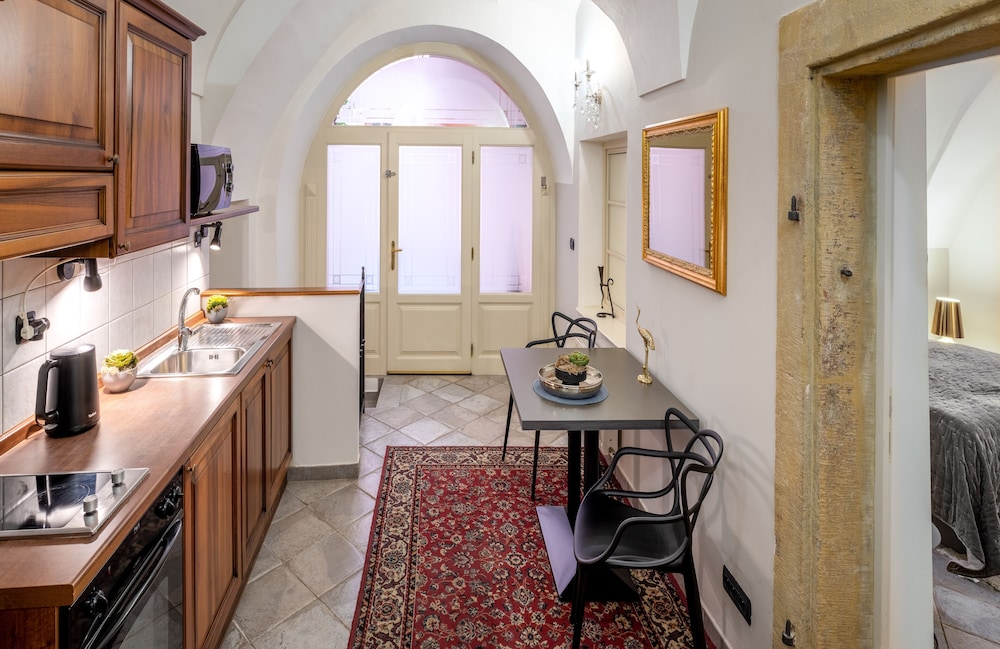 Chateau 9 Apartments by Adrez Living 40/50