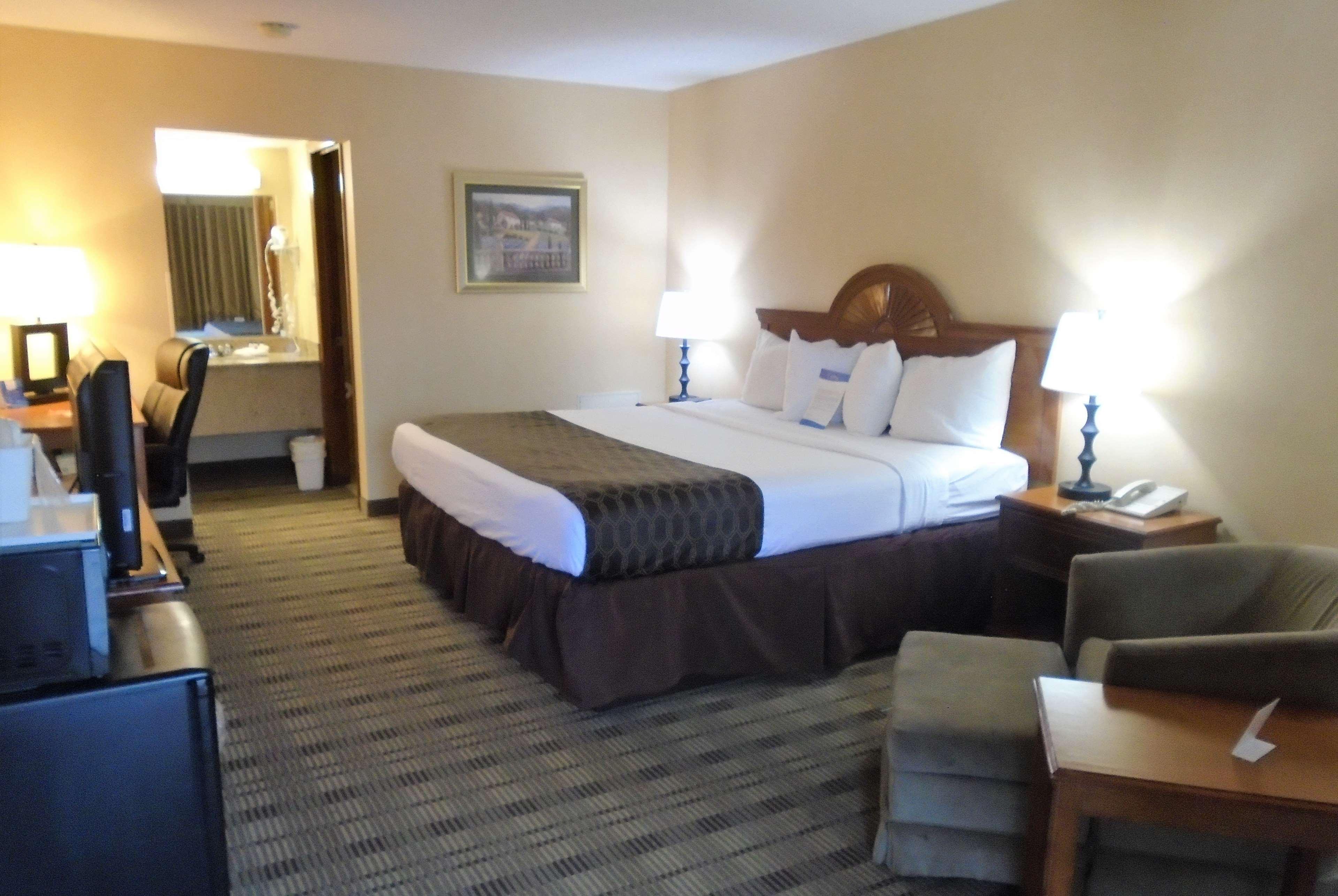 غرفة بسرير كينج، Rodeway Inn Lynchburg, VA 2/3