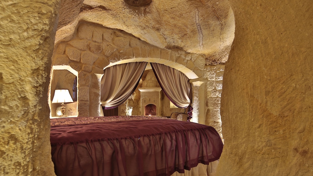Golden Cave Suites 10/55