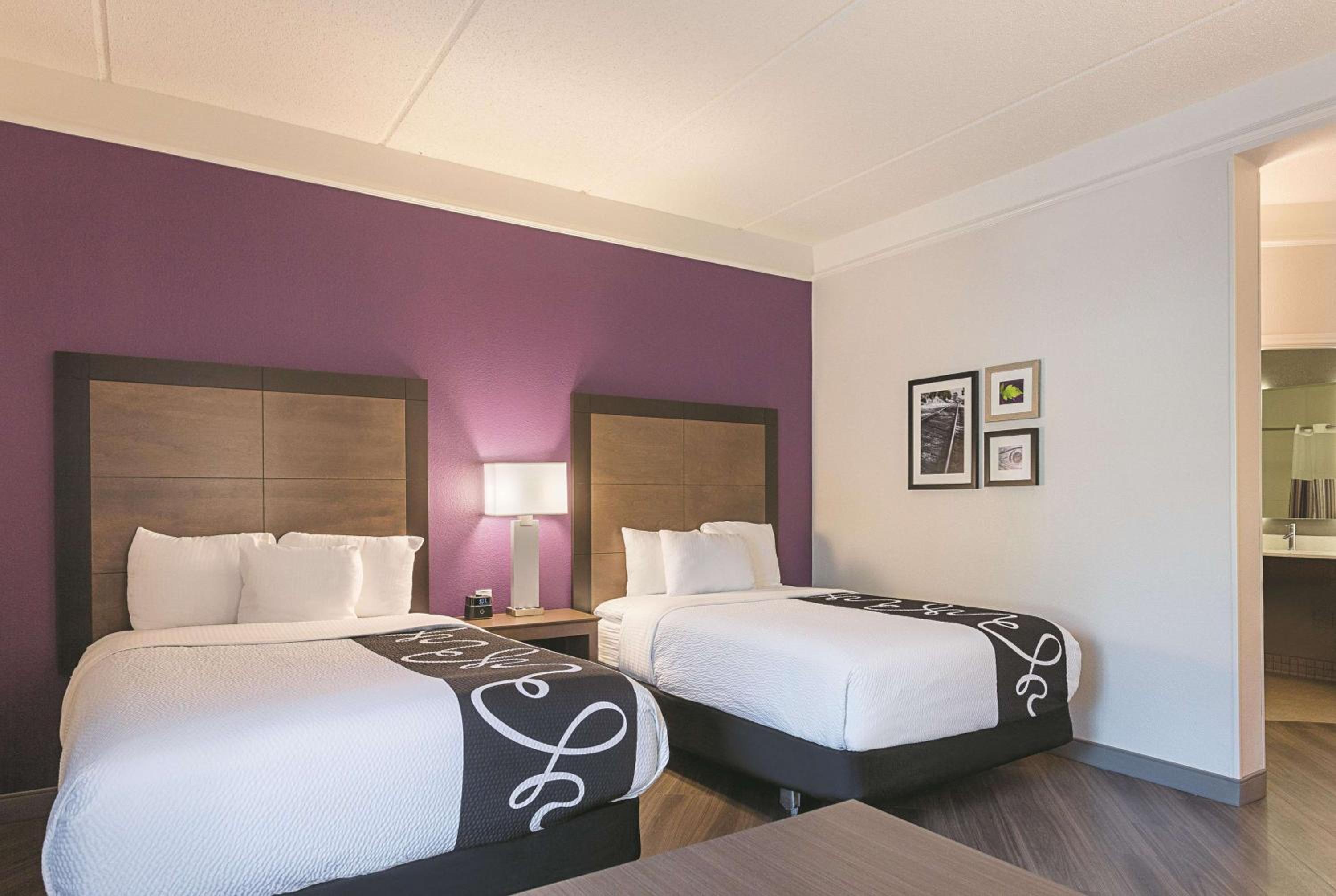 غرفة بسريرين مزدوجين بحوض استحمام لذوي الإعاقة، La Quinta Inn & Suites by Wyndham Atlanta Alpharetta 4/8