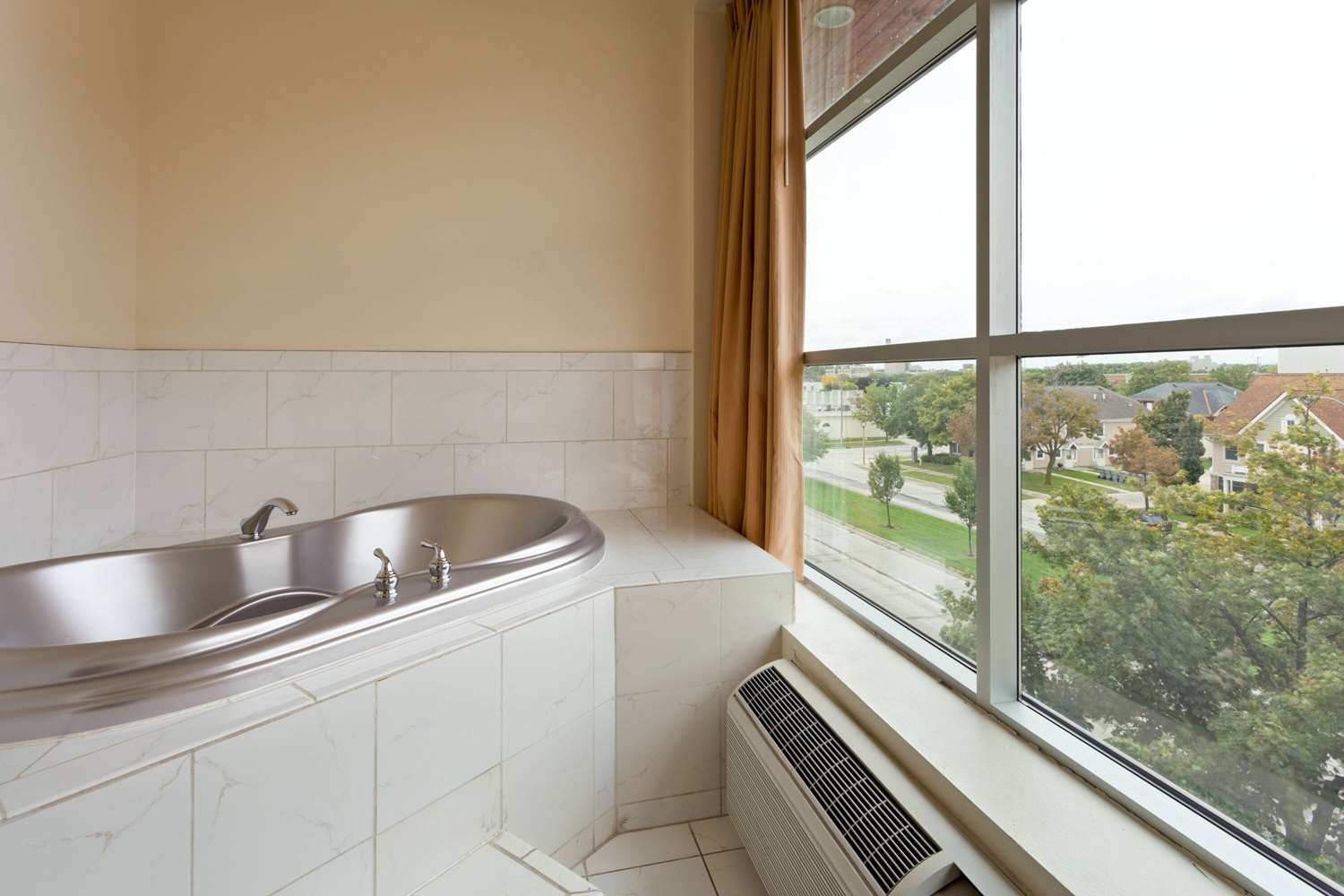 Days Inn Suites By Wyndham Milwaukee 40/40